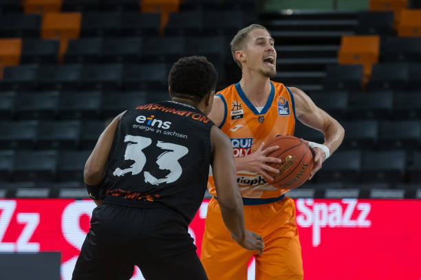 借顽强的防 借顽强的防